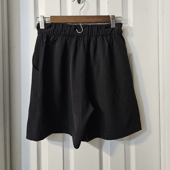 lululemon Noir Short 5.5 - Picture 3 of 5